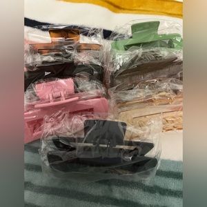 Claw clips multiple colors.